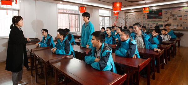 灞桥 分类教学，因材施教，采取“一类一方案、一人一目标”的教学方法
